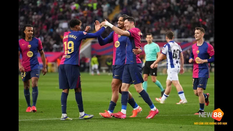 Cầu thủ Messi của Barca vượt qua hậu vệ của Real Sociedad với kỹ thuật đi bóng tinh tế