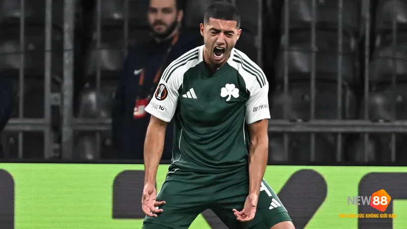 Cầu thủ của Panathinaikos chạy nhanh với bóng trước sự áp đảo của cầu thủ của G.A. Eagles